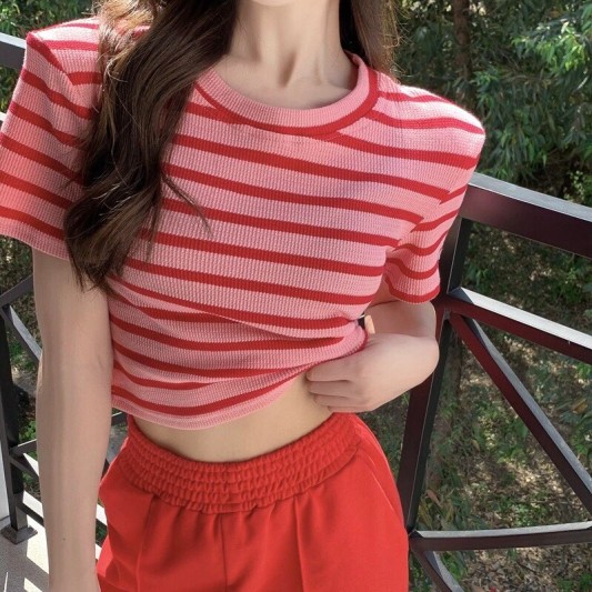 圆领线条垫肩短版上衣